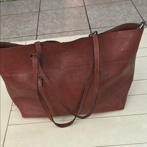 Bienali tote! Beautiful & in great condition.Zip zip closure but looks open.